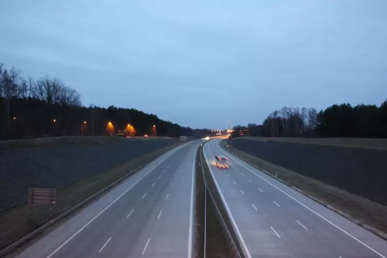 Die Grenze bei Korczowa ist eine der wichtigsten zwischen Polen und der Ukraine. Die Autobahn zum &Uuml;bergang ist komplett abgerieg