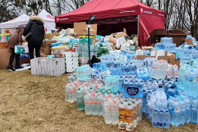 Wasserpakete stapeln sich vor allen Auffangstationen. 