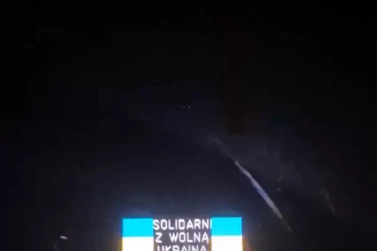 Leuchtreklame mit Solidarit&auml;tsbekundungen auf der Autobahn. 