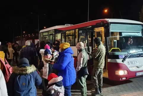 Mit jedem Bus kommen mehr Flüchtlinge, ob Tag oder Nacht.