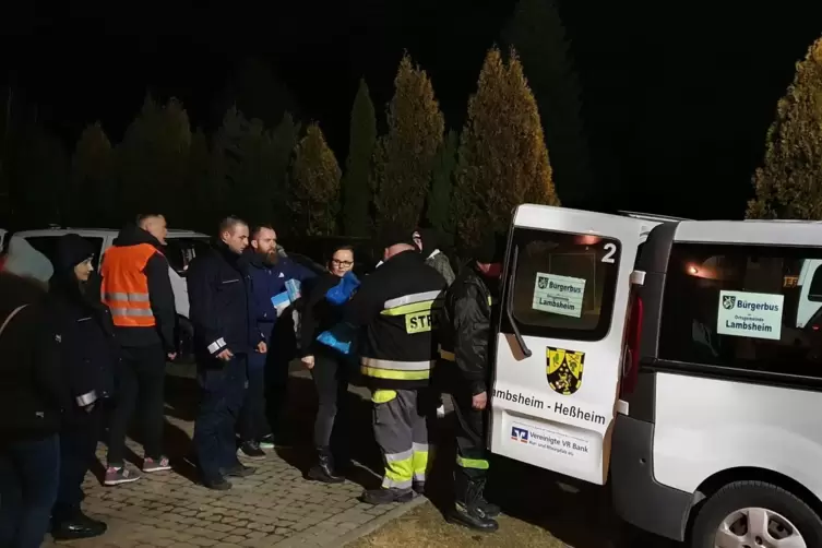 Beim Ausladen der Hilfsg&uuml;ter packen alle mit an. 