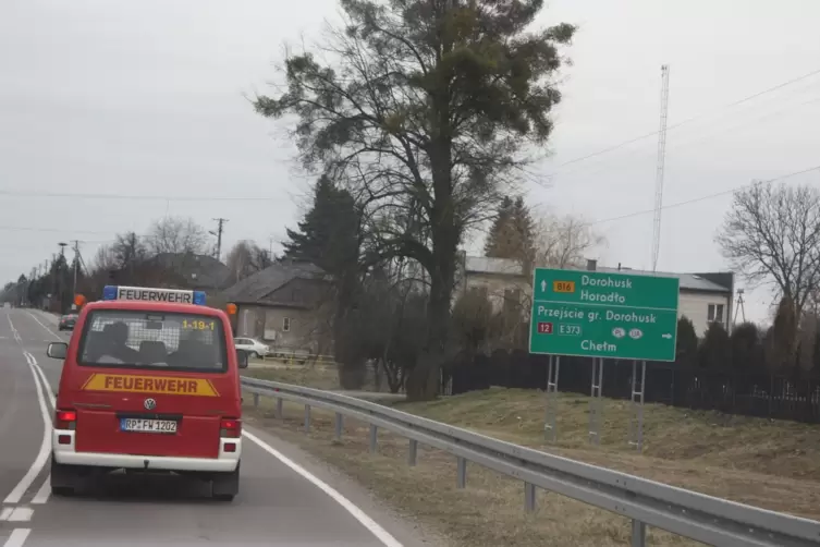 Die Lambsheimer Feuerwehr mitten im polnischen Hinterland. Drei Grenz&uuml;berg&auml;nge zur Ukraine hat der Konvoi abgeklappert. 