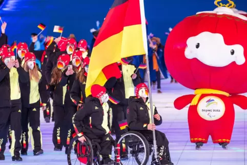 Die Paralympics sind eröffnet: Der Einmarsch der deutschen Mannschaft mit den Fahnenträgern Anna-Lena Forster (links) und Martin