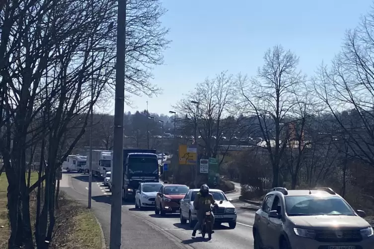 Samstagmorgen: Die Autos stauen sich auf der Autobahn, auf der parallel verlaufenden Gottlieb-Daimler-Straße und weiter Richtung
