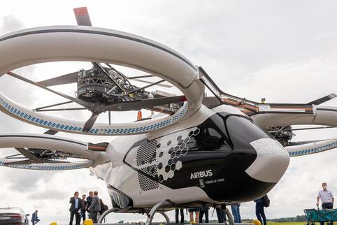 LufttaxiDas etwa 2,3 Tonnen schwere Modell „CityAirbus“ steht nach einem Testflug im vergangenen Jahr wieder auf dem Boden. Airb
