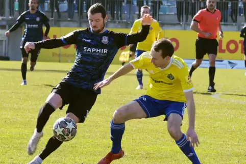 FKP-Linksverteidiger Sascha Hammann hatte bis auf die Szene zum 0:1 Frankfurts Ex-Bundesligaspieler Marcel Heller (am Ball) gut 
