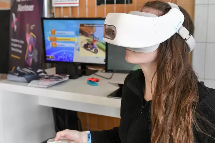 Mit der VR-Brille können die Jugendlichen in verschiedene Berufe eintauchen.