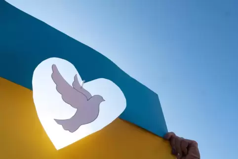 Eine Taube aus Papier in einer Ukraineflagge aus Papier – gesehen bei einer Anti-Kriegs-Demo in Mainz.