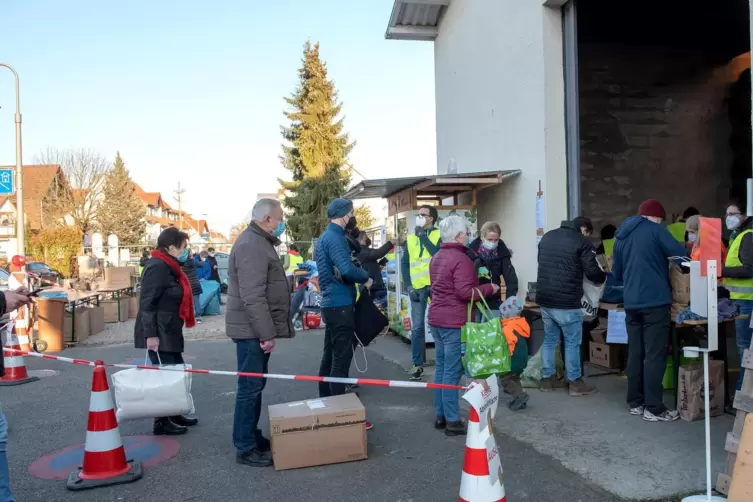 Schlange stehen vor der Abgabe der Spenden. 
