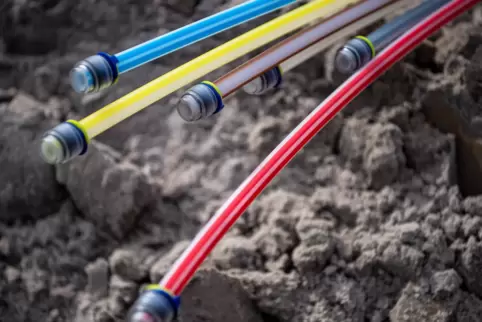Mehrere Gewerbegebiete im Kreis sollen bis Ende Oktober 2023 ans Glasfasernetz angeschlossen sein.