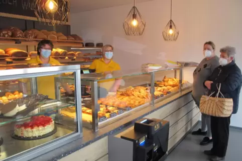Nach einem Großbrand gab es keine Brot- und Backwaren mehr. Jetzt ist die Land- und Holzofenbäckerei mit Konditorei wieder da. U