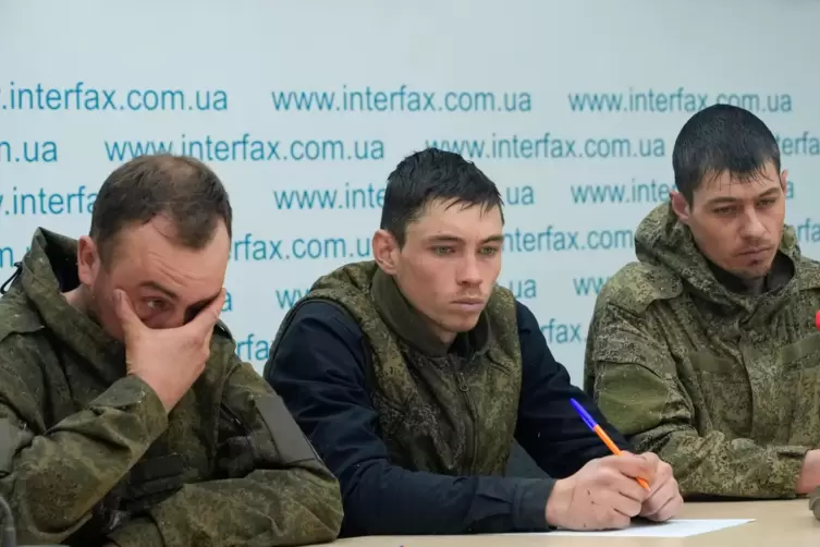 Gefangene russische Soldaten beantworten Fragen der Medien bei einer Pressekonferenz in der Nachrichtenagentur Interfax in Kiew.