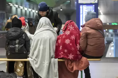 Berliner Hauptbahnhof: Ein Helfer kümmert sich um ukrainische Kinder. 