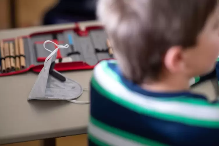 Nicht nur die Masken erschweren den Kleinsten den Schulalltag in Pandemie-Zeiten.