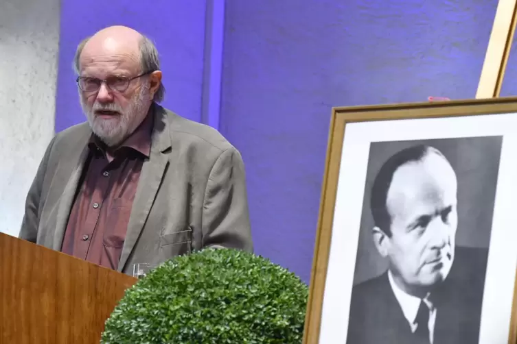 Preisträger Volker Gallé bei seiner Dankesrede eben dem Porträt von Hermann Sinsheimer. 