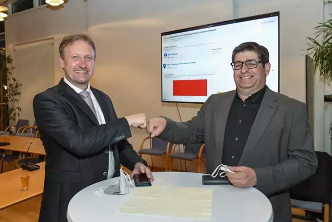 Arbeiten weiter zusammen: Michael Reith (links) als Bürgermeister und Gunter Steuer als Beigeordneter der Verbandsgemeinde. Arbeiten weiter zusammen: Michael Reith (links) als Bürgermeister und Gunter Steuer als Beigeordneter der Verbandsgemeinde.