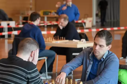 Reingelangt: Der neue Großmeister Imre Hera verliert bei seinem Debüt gegen Gergely Aczel.