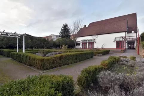 Im Bürgerhausgarten sind etliche Wege zu steil für Rollstuhlfahrer. 