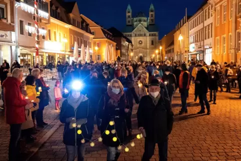 Starkes Zeichen am Sonntagabend: Kundgebungsteilnehmer nehmen ihre Positionen am Rand der Maximilianstraße ein. 