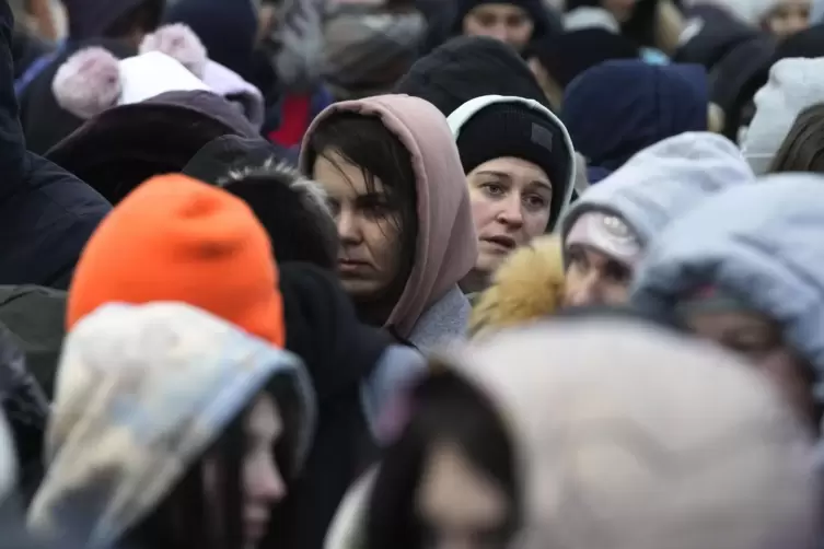 Frauen und Kinder flüchten zu tausenden aus dem Kriegsgebiet - hier am Grenzübergang in Medyka, Polen.