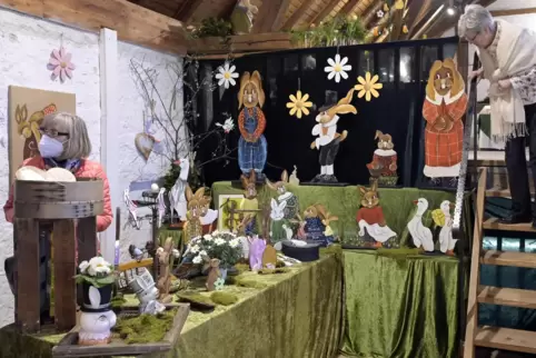 An den Ständen in der Schlossscheune geht es ums Osterfest, aber auch um gute Gespräche. 