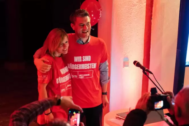 »Wir sind Bürgermeister!«: Steffen Jung und seine Frau Stephanie, SPD-Fraktionsvorsitzende im Stadtrat, freuen sich über den Wah