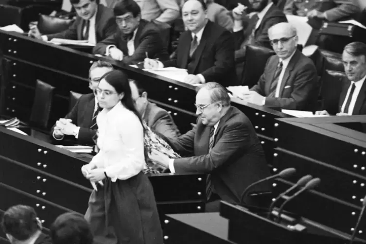 Christa Nickels (Grüne) allein unter Männern im Bonner Parlament – eine Szene aus dem Film „Die Unbeugsamen“ von Torsten Körner.