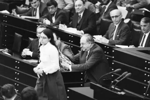 Christa Nickels (Grüne) allein unter Männern im Bonner Parlament – eine Szene aus dem Film „Die Unbeugsamen“ von Torsten Körner.