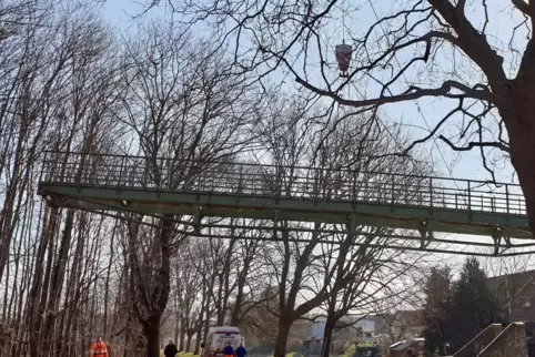 Am Samstagmorgen wurde die Brücke mit einem Kran angehoben.