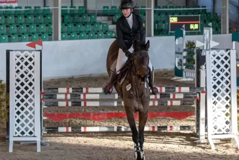 Linn Sommer (RSC Walshausen) mit Mia Minou beim L-Springen im Zweibrücker Landgestüt. 