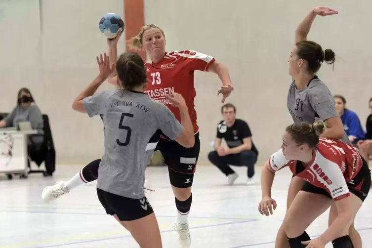Romina Heßler (beim Wurf) brachte Struktur ins Spiel der TSG Friesenheim. 