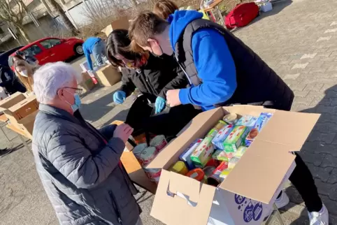 Kisten packen für die Ukraine: Rund 15 Freiwillige helfen in Ramstein-Miesenbach dabei, Sachspenden für die Menschen aus dem Kri
