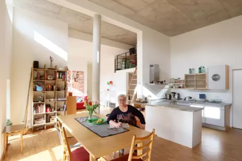Wie ein früherer Klassensaal in der Höhe und der Breite ausgenutzt werden kann, präsentiert Susanne Roth. Wie ein früherer Klassensaal in der Höhe und der Breite ausgenutzt werden kann, präsentiert Susanne Roth.