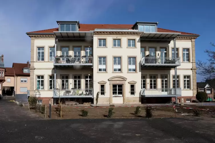 Einst eine Edenkobener Schule, heute eine Anlage f&uuml;r ein Gemeinschaftliches Wohnprojekt. Der fr&uuml;here Pausenhof im r&uuml;ckw&auml;rtigen B