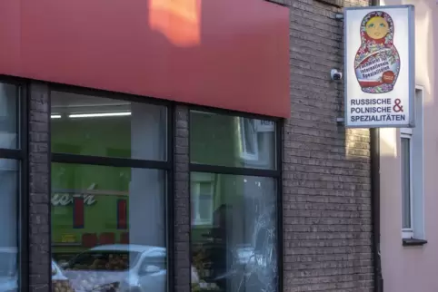 Unbekannte haben in Oberhausen eine Fensterscheibe eines russisch-polnischen Supermarkts zerschlagen.