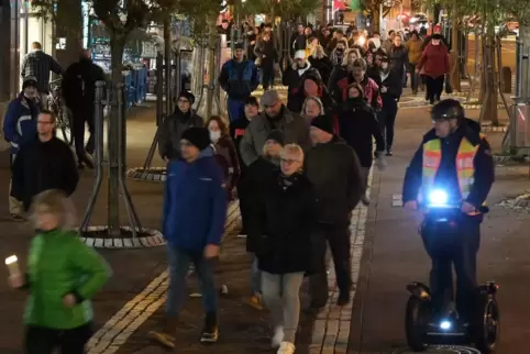 Die Zahl der „Spaziergänger“, die durch Pirmasens ziehen stagniert. Hier ein Foto aus dem Dezember.