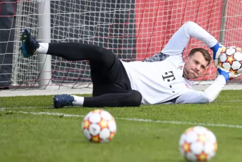 Kaltstart: Manuel Neuer ist bereit für das Spiel gegen Salzburg.