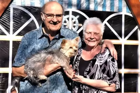 Haben sich nach der ersten Begegenung nicht mehr aus den Augen verloren: Rita und Georges Maurath mit Hündchen Mila.