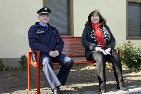 Polizeipräsident Georg Litz und OB Jutta Steinruck setzen ein Zeichen gegen Gewalt gegen Frauen. 