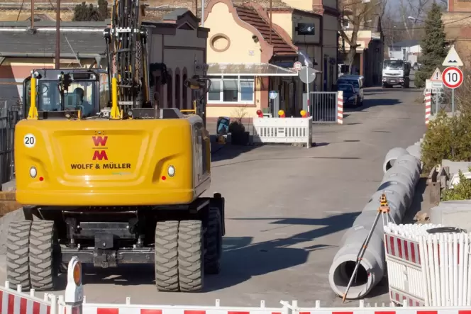 Industriehof am Dienstag: Kanalarbeiten am Eingang. Die Zufahrt ist derzeit in der Hasenpfühlerweide.