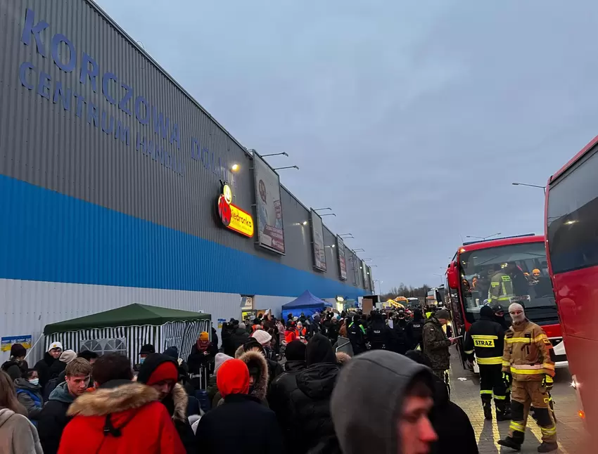 Busse stehen für Flüchtlinge bereit.