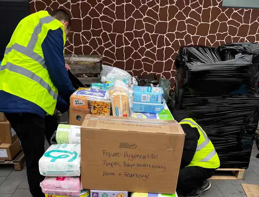 Hilfsgüter werden auf Paletten verladen.