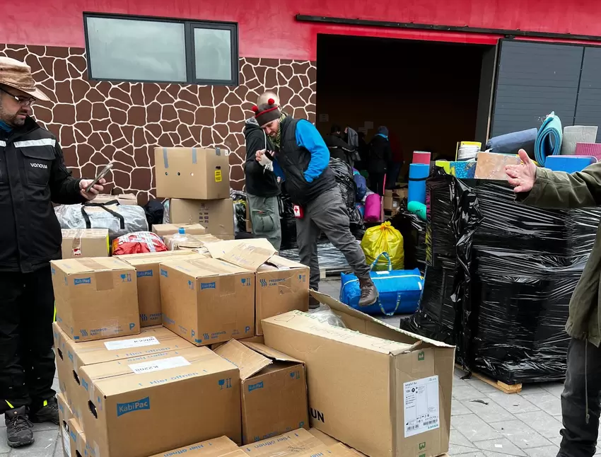 Hilfsgüter werden auf Paletten verladen.