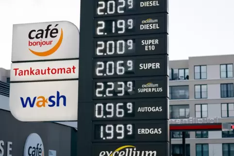 Spritpreise über 2 Euro pro Liter und Diesel atypischerweise teurer als Super E 10 – so sieht es derzeit an vielen Tankstellen a