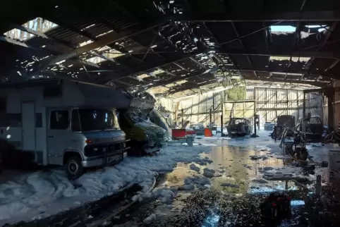 In der ehemaligen Industriehalle waren Fahrzeuge untergestellt, die ebenfalls beschädigt wurden. 