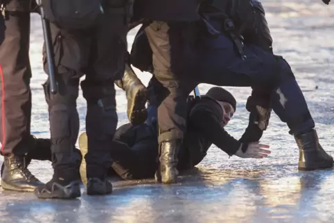 Wer in Russland gegen den Krieg demonstriert, geht ein hohes Risiko ein. Das Bild entstand bei einer Kundgebung in St. Petersbur
