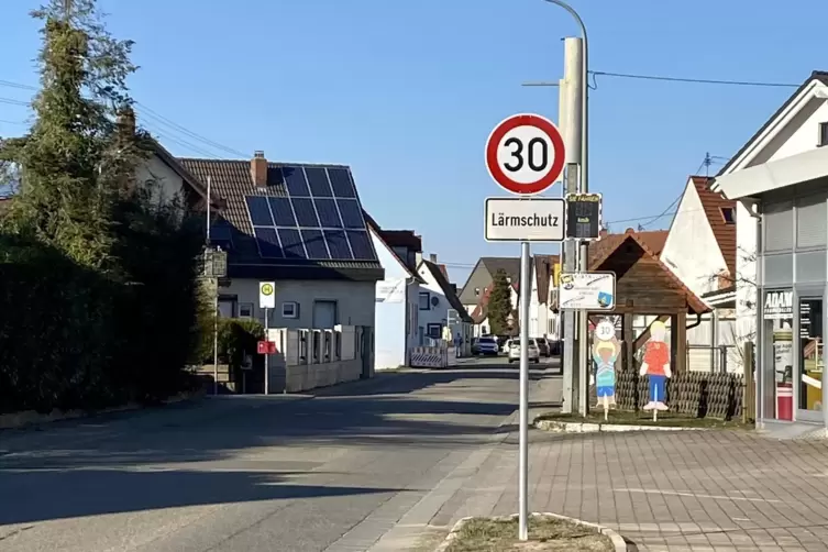 Tempo-30-Schild in der Schwegenheimer Straße. 
