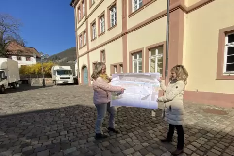 Noch trockenen Fußes auf dem Juliusplatz: Wo Projektleiterin Kerstin Baum (rechts) und Dagmar Staab vom Stadtmarketing stehen, w