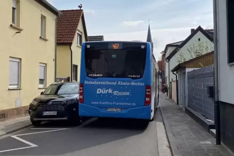 Er passt durch, aber es ist knapp: ein Linienbus in der Studernheimer Heinrich-Reffert-Straße. Er passt durch, aber es ist knapp: ein Linienbus in der Studernheimer Heinrich-Reffert-Straße.