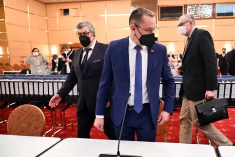 Der AfD-Vorsitzende Tino Chrupalla (vorn) sagte in der Verhandlung, in der AfD gebe es keine extremistischen Strömungen.